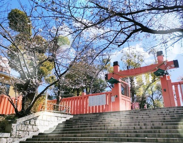 일본-오사카-사당으로-들어서는-계단