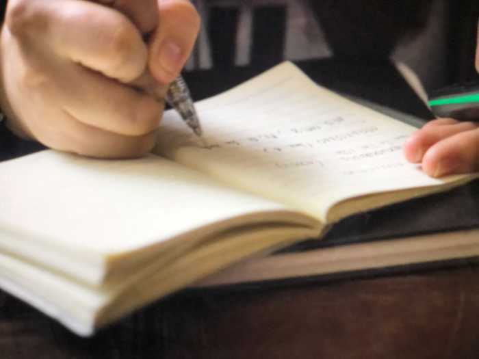 펜과 노트를 들고 시험공부를 하고 있는 모습