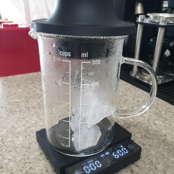 하리오 스위치를 이용한 아이스커피 레시피 feat. 테츠 카츠야_얼음 넣기