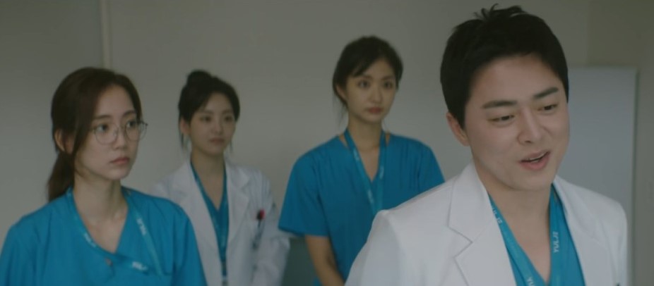 건강 상태를 확인하는 의사와 간호사