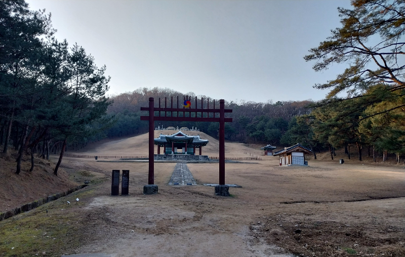 팔작지붕 정자각의 숭릉 전경