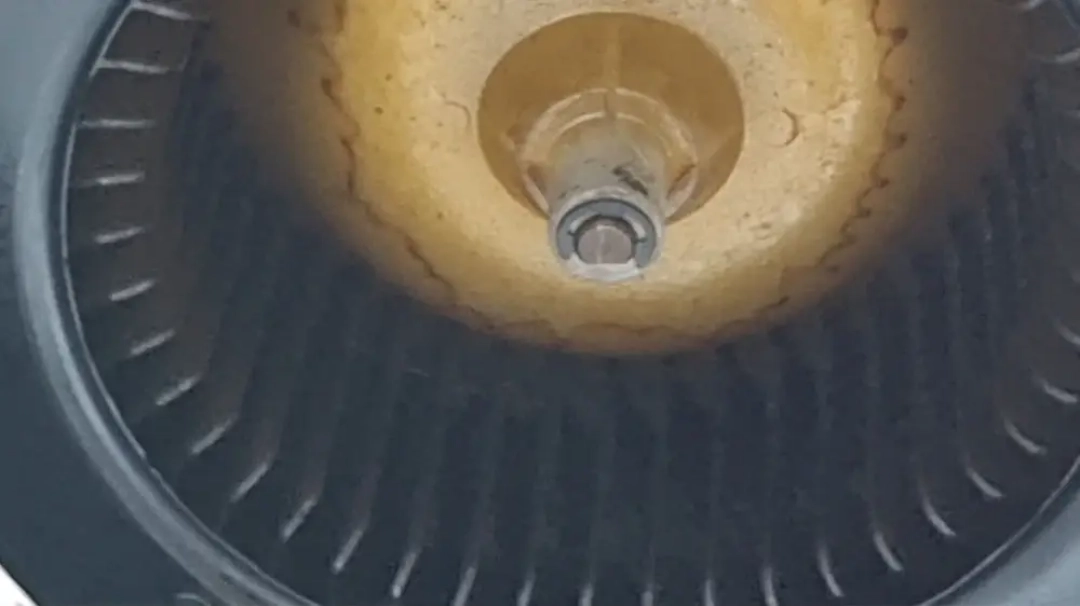 후드 날개 고정 부품