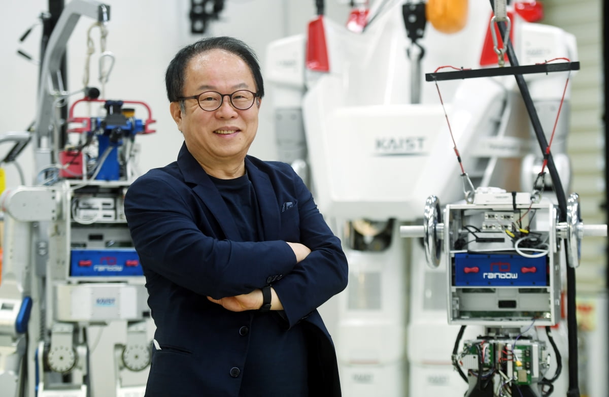 레인보우로보틱스 공동 창업자인 오준호 교수는 삼성전자 미래로봇사업추진단장에 올랐다.