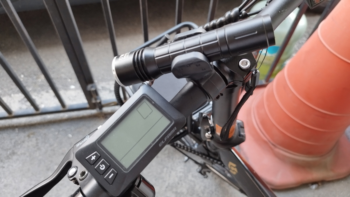 자전거라이트 방향 조절