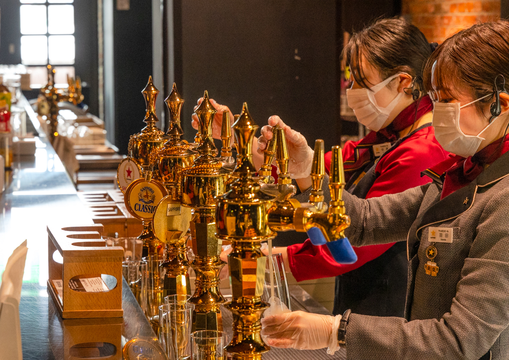 생맥주를뽑고있습니다.