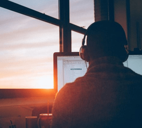 컴퓨터-하는-사람-뒷모습