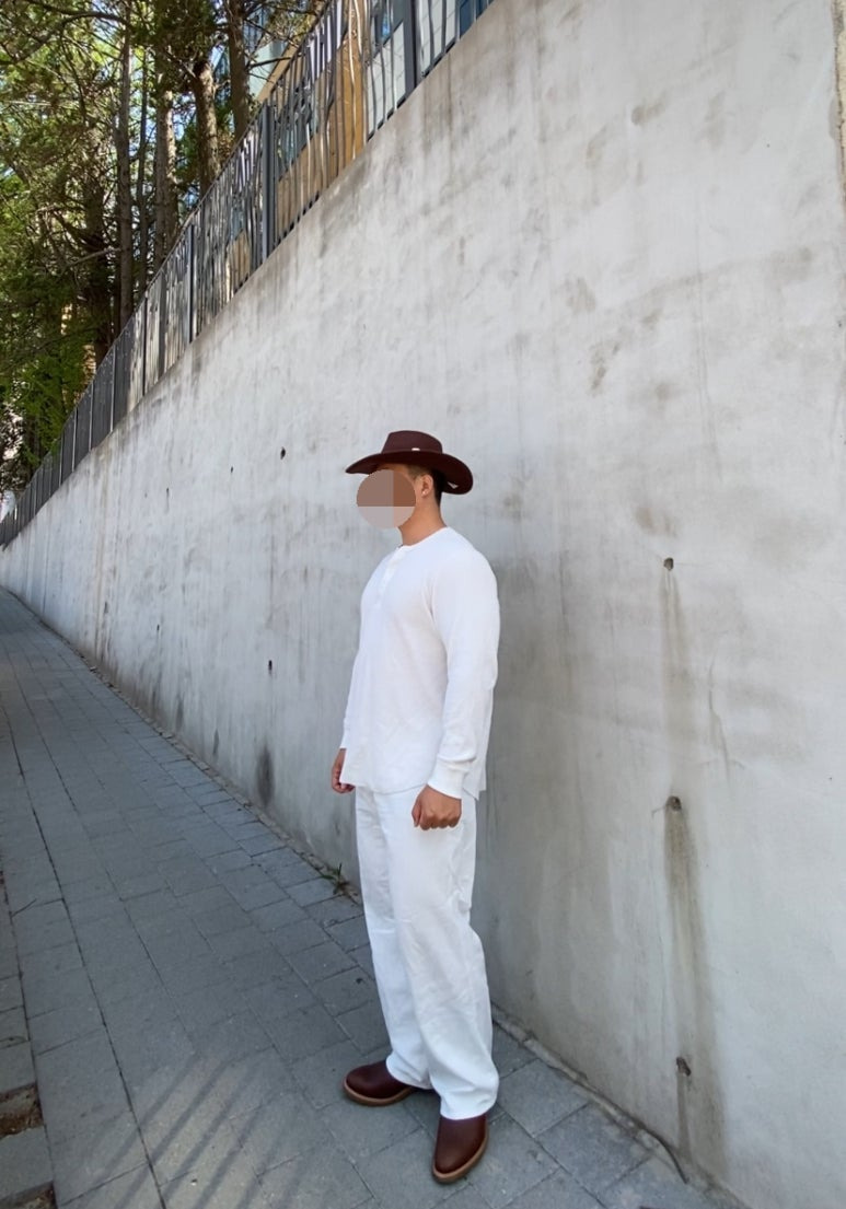 데일리룩('26. 4. 18.)유니버셜 케미스트리 페도라 카우보이 웨스턴모자, 유니클로 와플헨리넥 티셔츠, 무신사스탠다드 린넨 와이드 데님팬츠, 레드윙 페코스 1155 웨스턴부츠