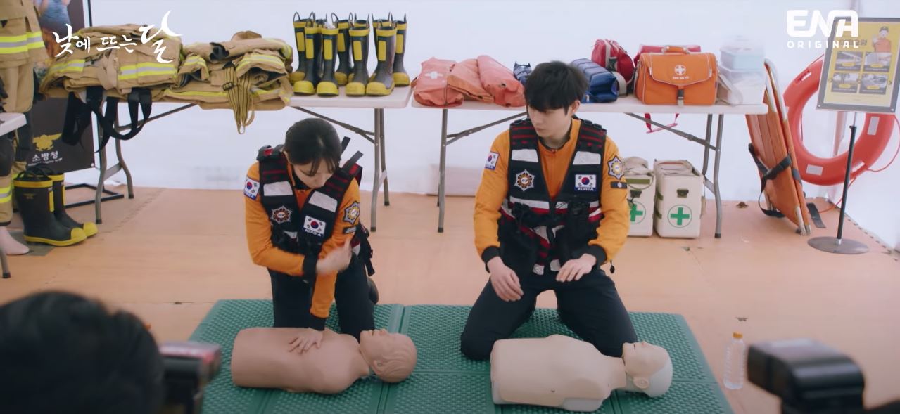 낮에뜨는달_1회