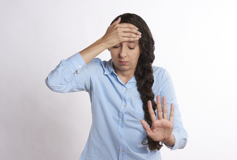 두통증상을 보이는 원인 사람