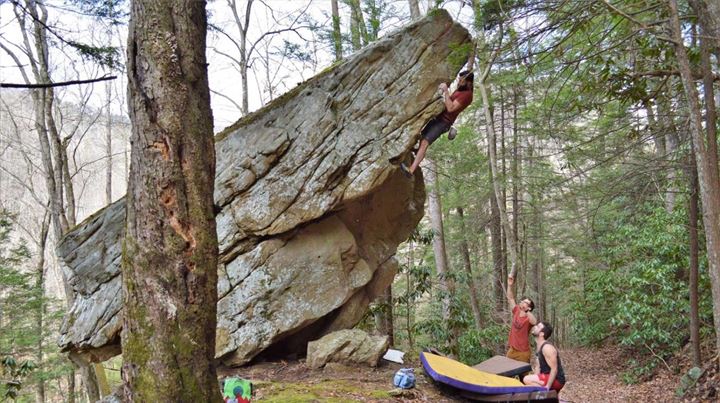 자연바위에서 볼더링하는 사진