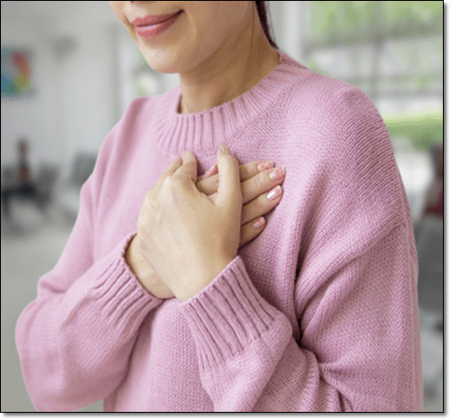 심장 통증이 있는 여성