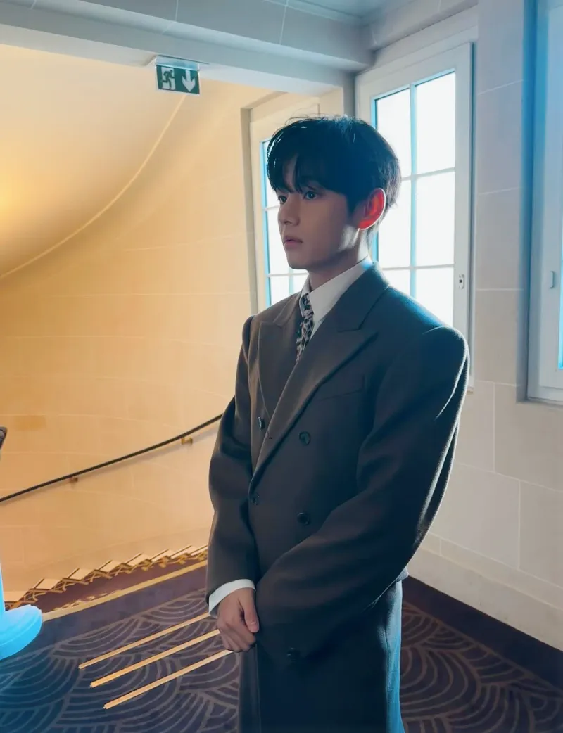 BTS 뷔, 뷔 공항패션, 뷔 패션위크 참석, 뷔 셀린느 패션쇼, 뷔 셀린느 앰버서더, 뷔 셀린느 2026, 셀린느 2026 컬렉션, 셀린느 패션 트렌드, 파리 패션위크, 인천공항 뷔 출국, 뷔 런웨이 룩, 뷔 셀린느 2026 컬렉션, 셀린느 글로벌 앰버서더, 생클루 국립공원 패션쇼, 뷔 패션 아이콘, BTS 뷔 셀린느, 뷔 셔츠 스타일, 셀린느 캐시미어 카디건, 뷔 히로노 인형, 뷔 셀린느 화보, 셀린느 남성룩, 뷔 셀린느 무드, 뷔션위크, Vashion Week, TaehyungXCeline