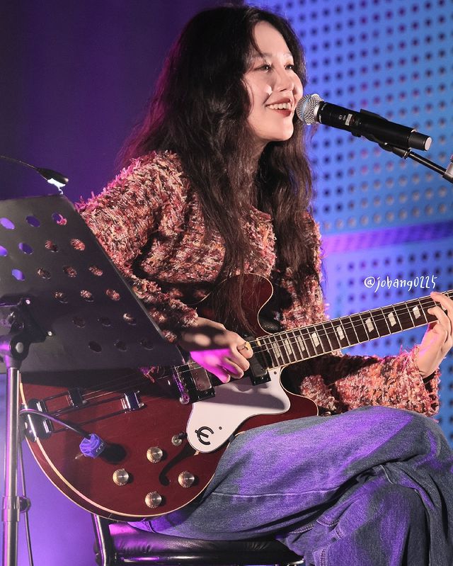 프롬 기타치는 모습