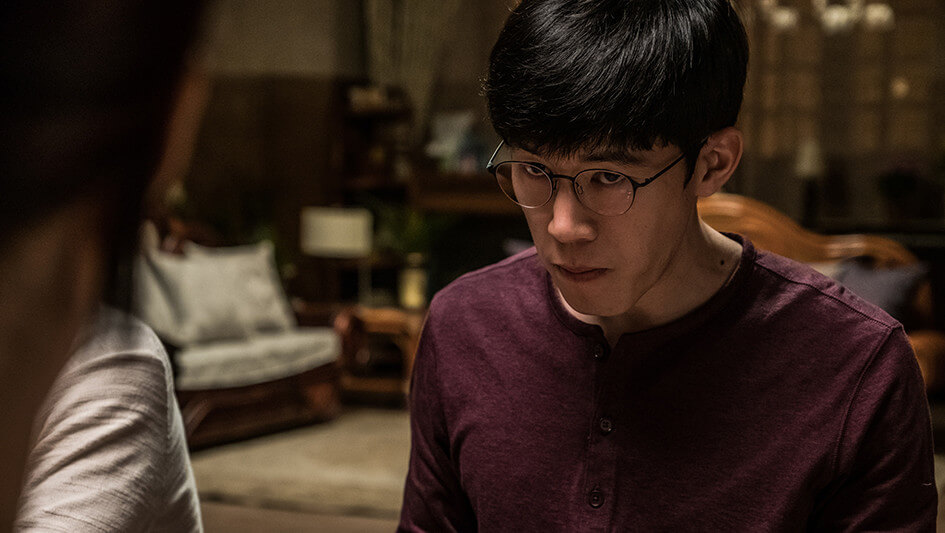 유석이 어딘가를 의미심장한 눈빛으로 쳐다보는 모습