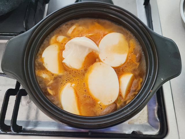 썰어진 순두부를 넣은 모습