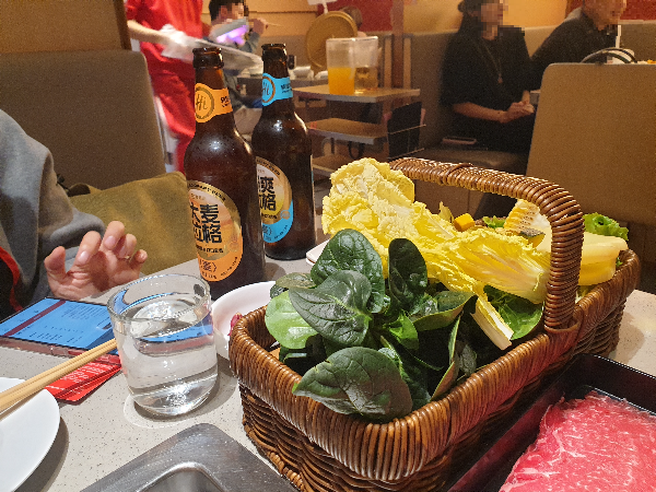 맥주와 야채 그리고 고기류들이 보인다.