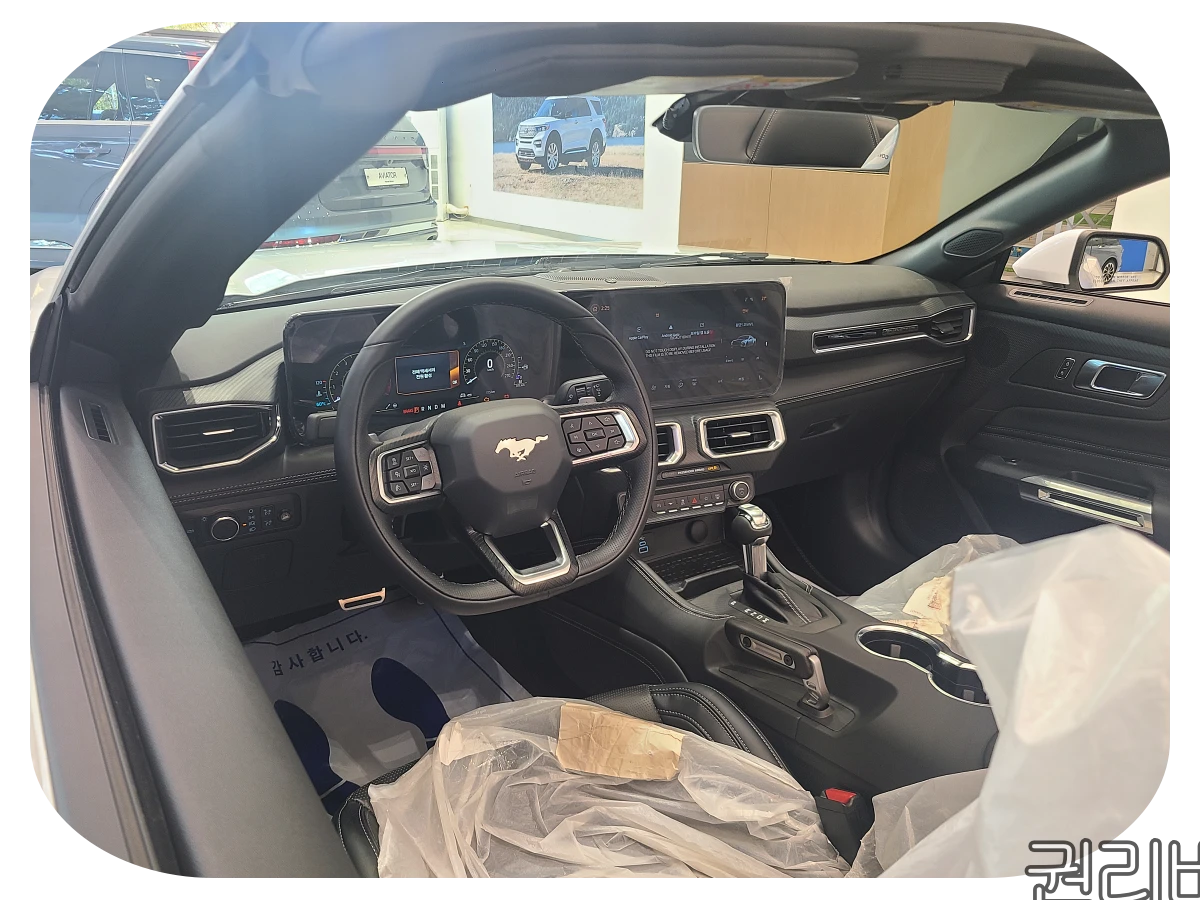 신형 머스탱 실내