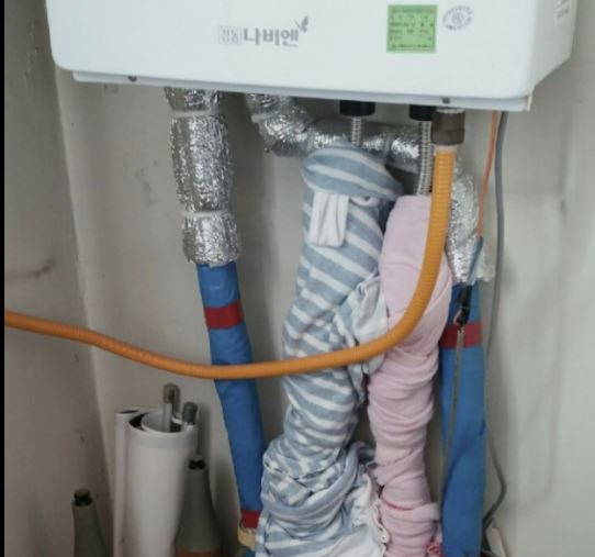보일러 배관에 수건이 감싸져 있다