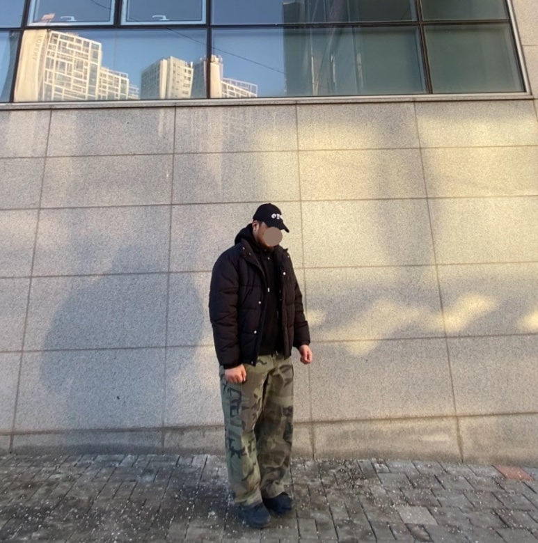 데일리룩('26.1.21.)오와이 빈티지 레터링 볼캡, 무신사스탠다드 보아 후드티, 바스틱 점퍼 숏패딩, 플루크 밀리터리 카모 와이드 카고 팬츠, 뉴발란스 410V5 트레일 올블랙