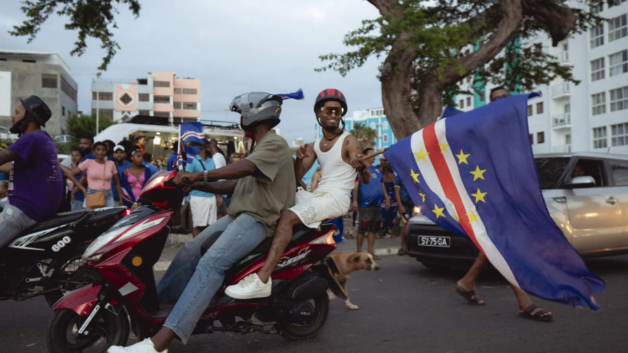 환호하는 카보베르데 국민들
