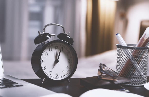 디지털 미니멀리즘: 손목시계와 알람시계 사용으로 스마트폰 의존도 줄이기