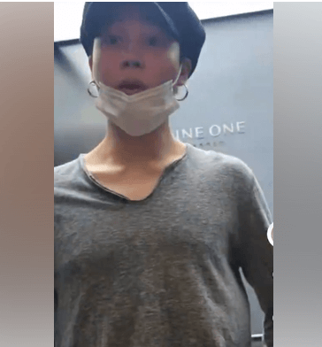 엘리베이터에서내리는지민