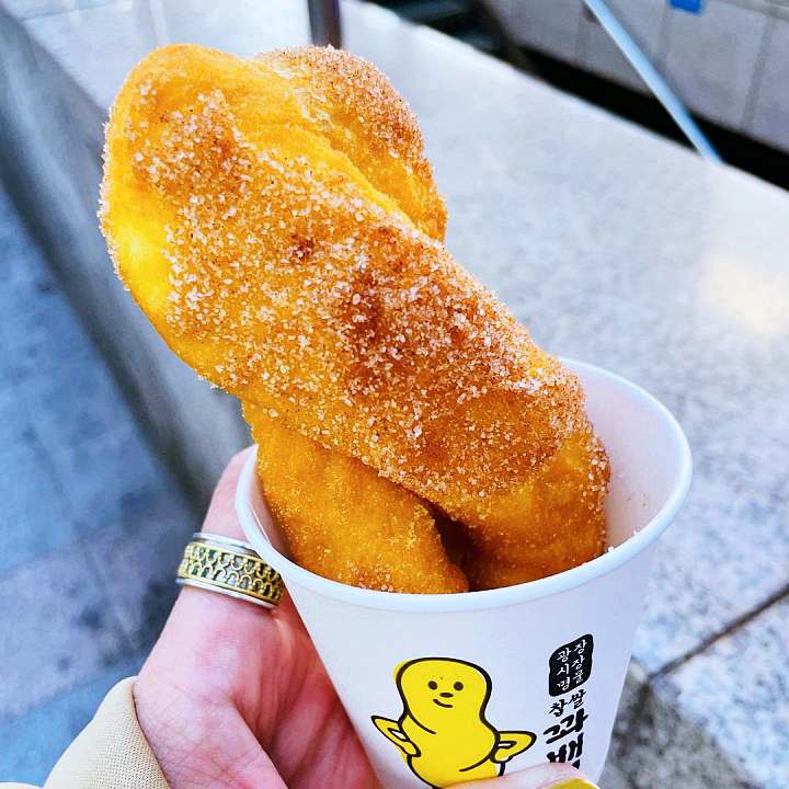 생방송오늘저녁 꽈배기 쫄깃쫄깃한 반죽과 시나몬 설탕과의 케미 종로 광장시장 맛집 추천