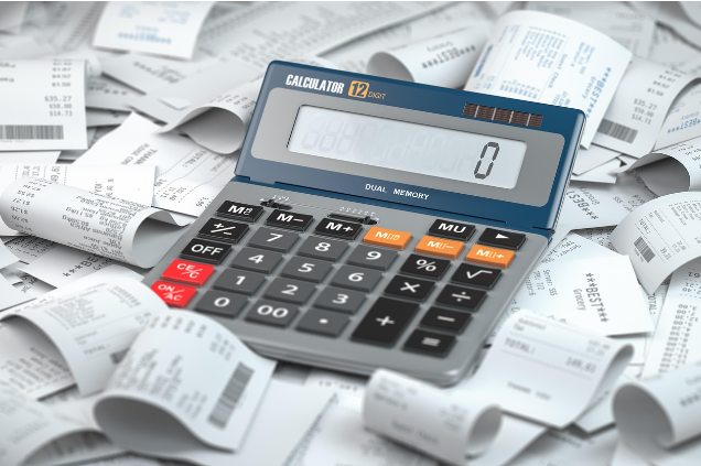 계산기와 수많은 영수증이 쌓여 있는 모습. 반복되는 지출과 생활비 관리를 상징.