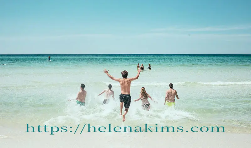 많은 사람들이 바다에서 즐거운 물놀이를 하고 있는 이미지.