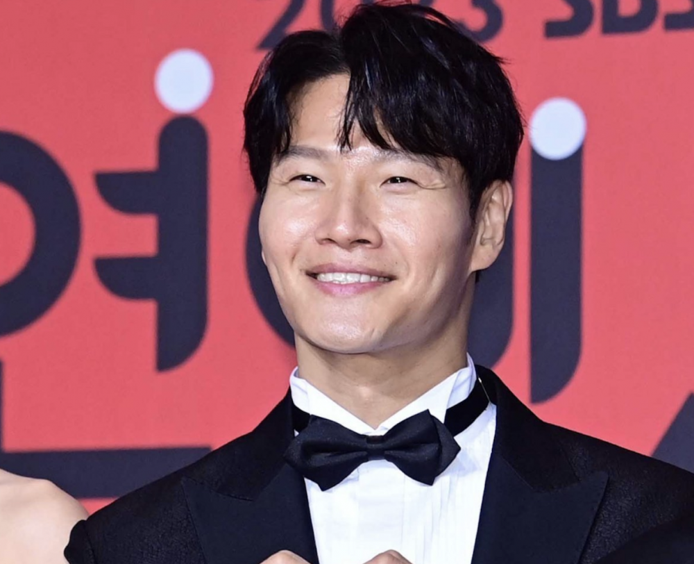 환하게 미소짓는 김종국 이미지 사진
