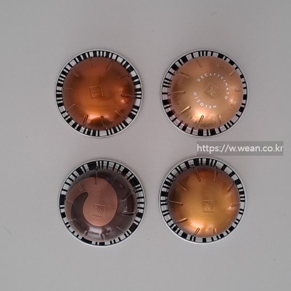 커피 캡슐 4개가 놓여 있습니다.