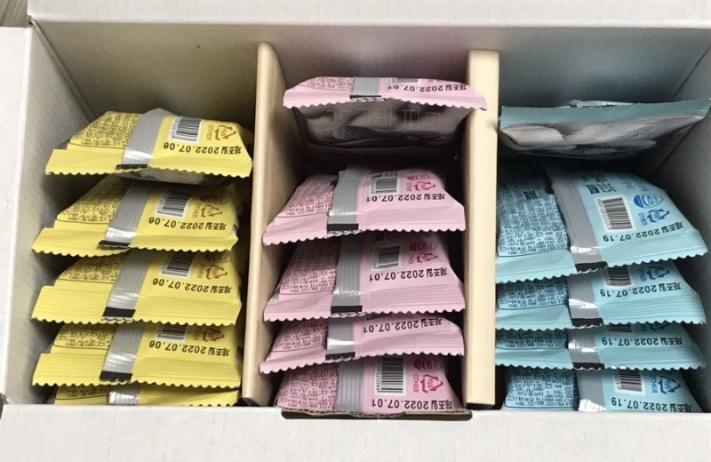 색깔별로 들어있는 견과류