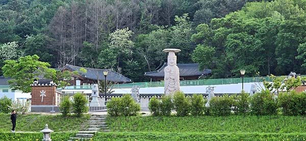 멀리 보이는 봉선사 전경