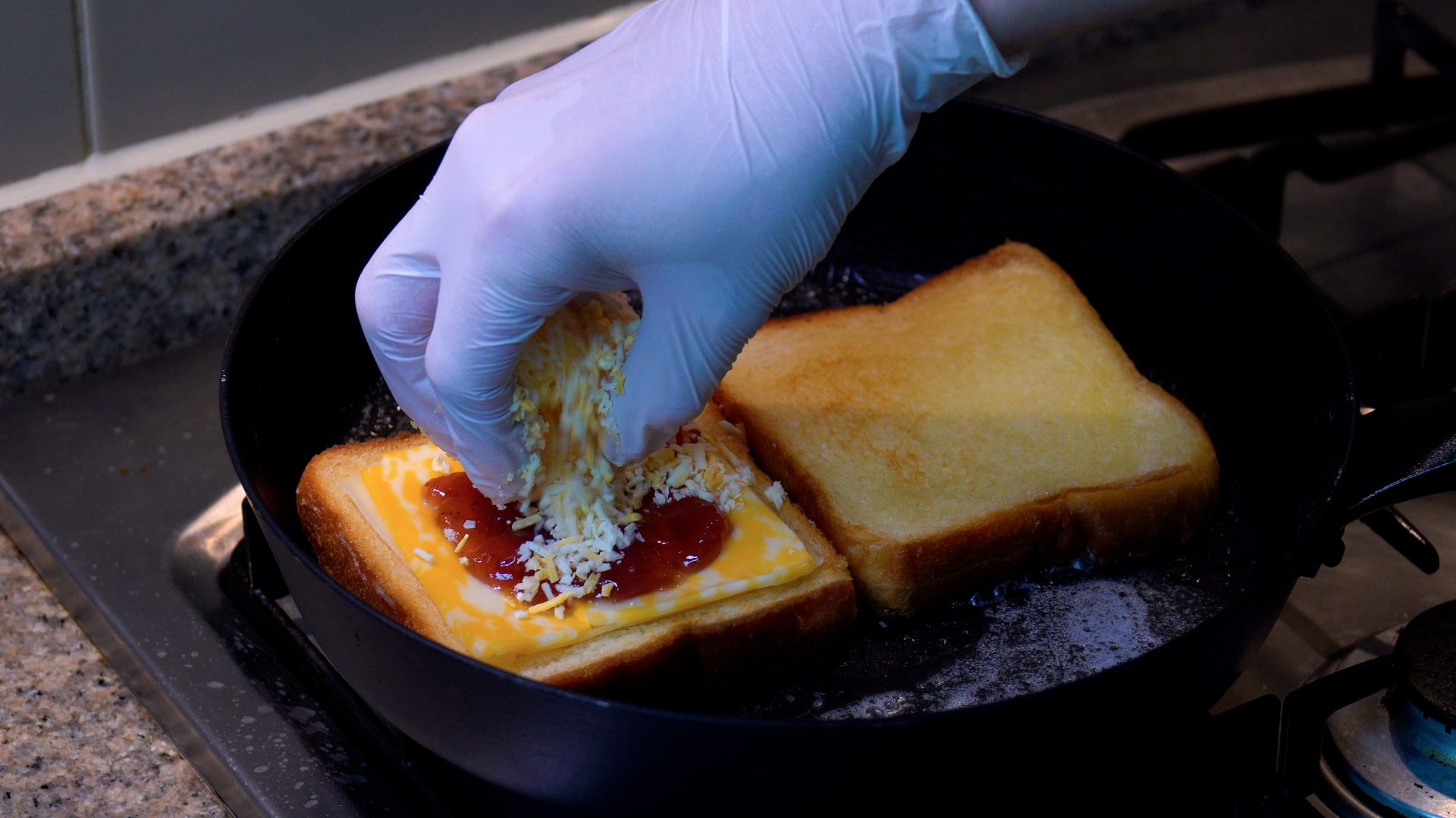 구운 식빵 면에 치즈와 잼 올려주기