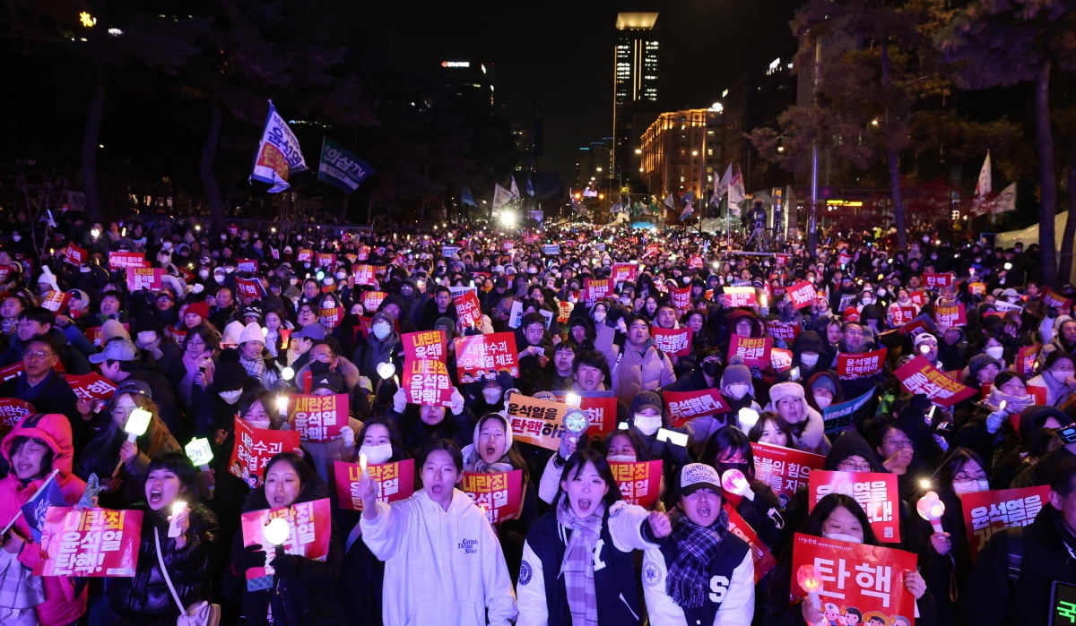 7일 오후 서울 여의도 국회 앞에서 열린 범국민촛불대행진에서 시민들이 윤석열 대통령의 탄핵소추안 가결을 촉구하고 있다.