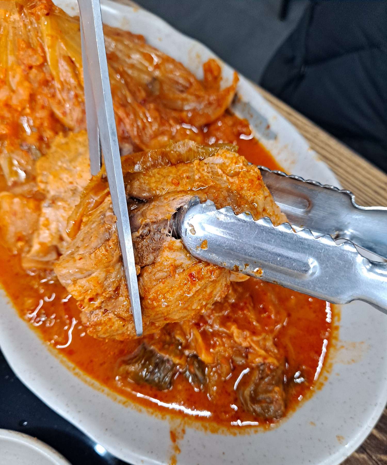 김치찜 고기 커팅하다