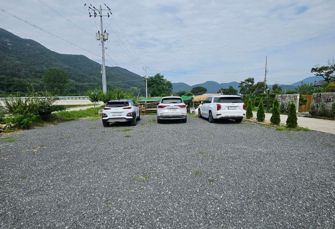 펜션 주차장 차 3대가 주차되어 있다