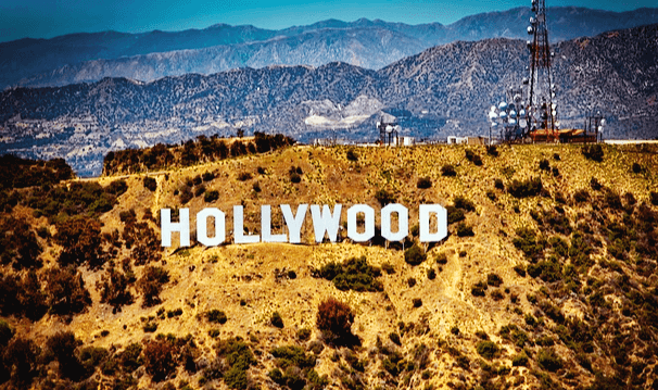 미국 커다란 황산에 하얀색 영문자로 헐리우드 표지판이 세워진 풍경이다.