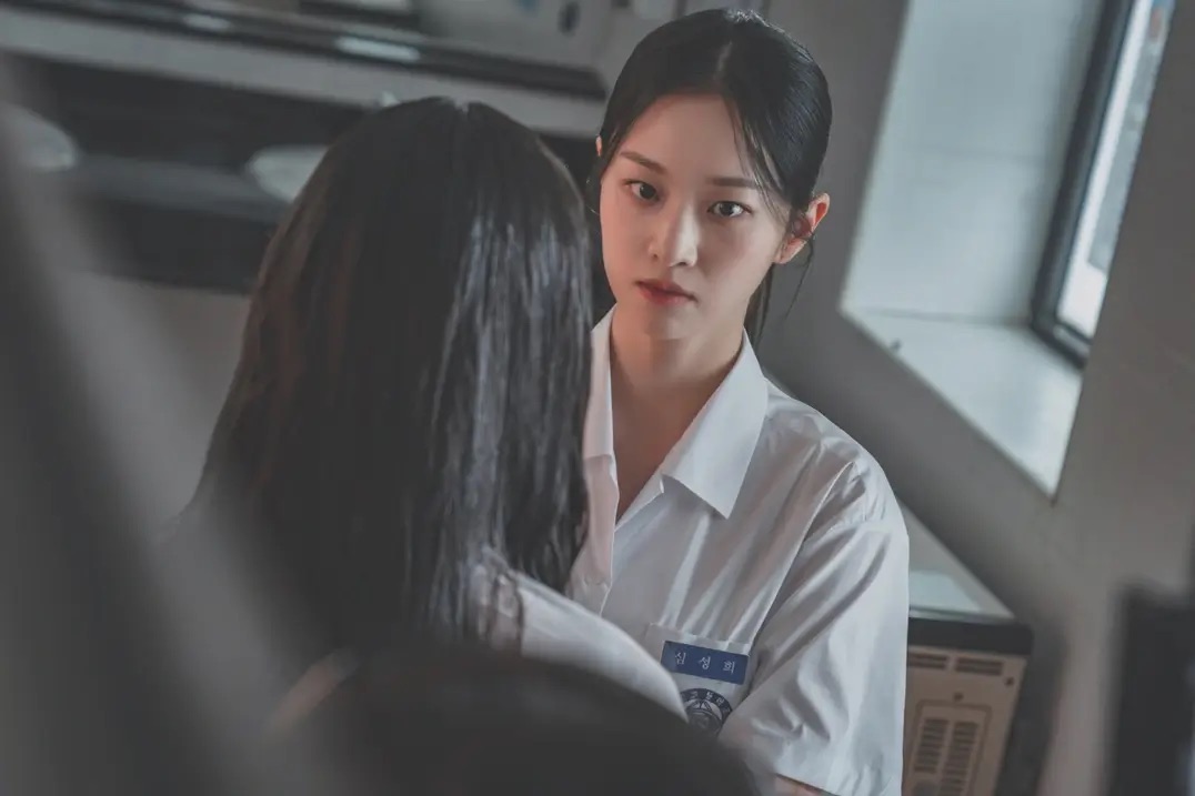고등학교 시절 아진을 괴롭히던 X 심성희