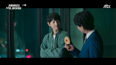 큰 결정을 하기 전 도넛을 먹는 습관이 있는 오세현에게 도넛을 선물하는 진도준