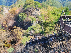 월악산 계단 오르막길