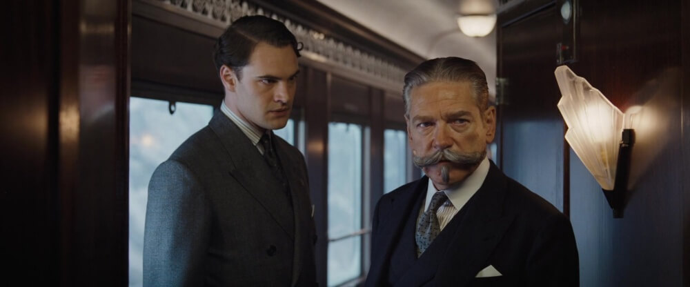 영화 오리엔트 특급 살인 스틸컷 &ndash; 포와로와 승객이 열차 복도에서 대화하는 장면