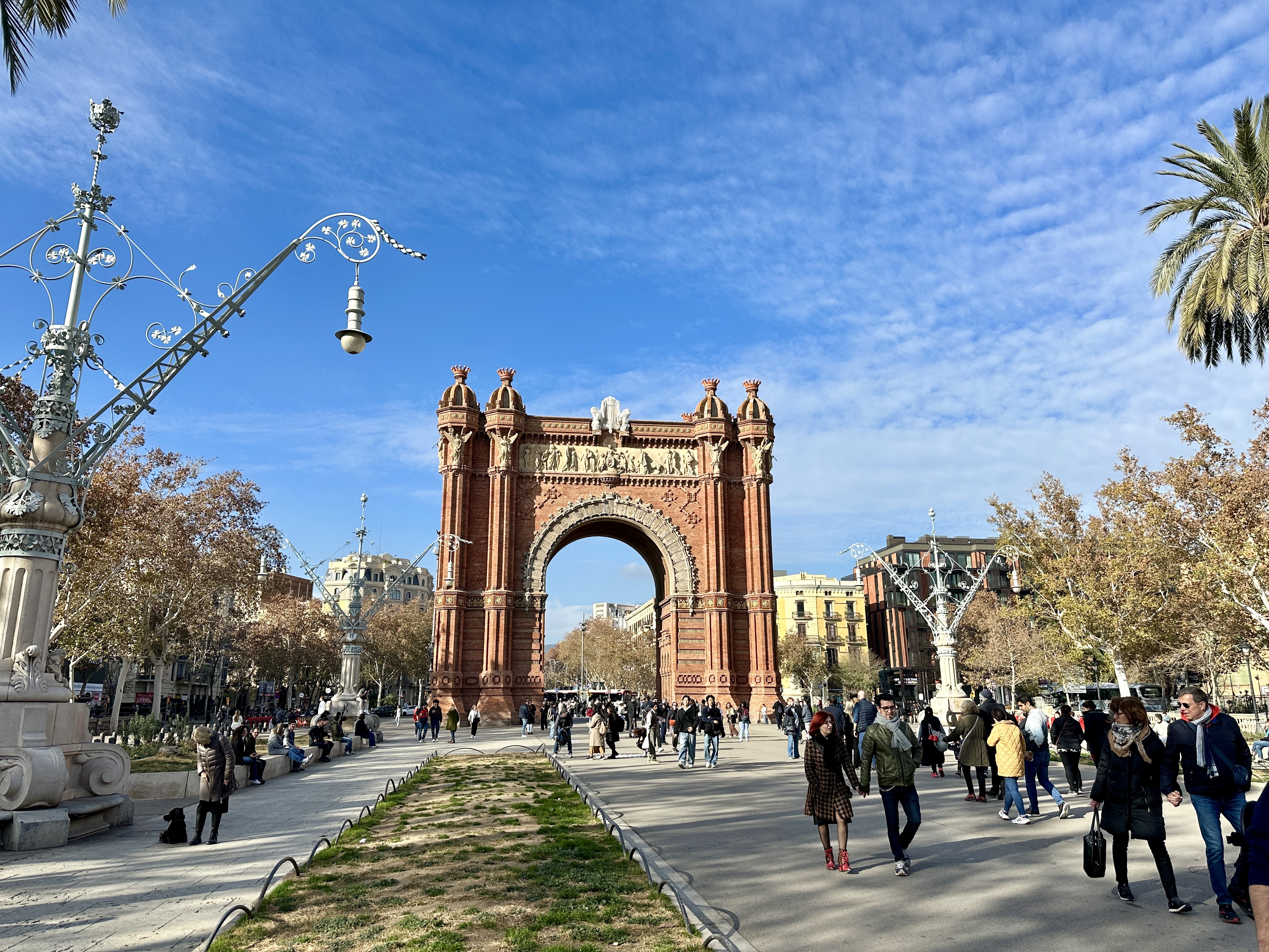 바르셀로나 개선문 걷는 시민들