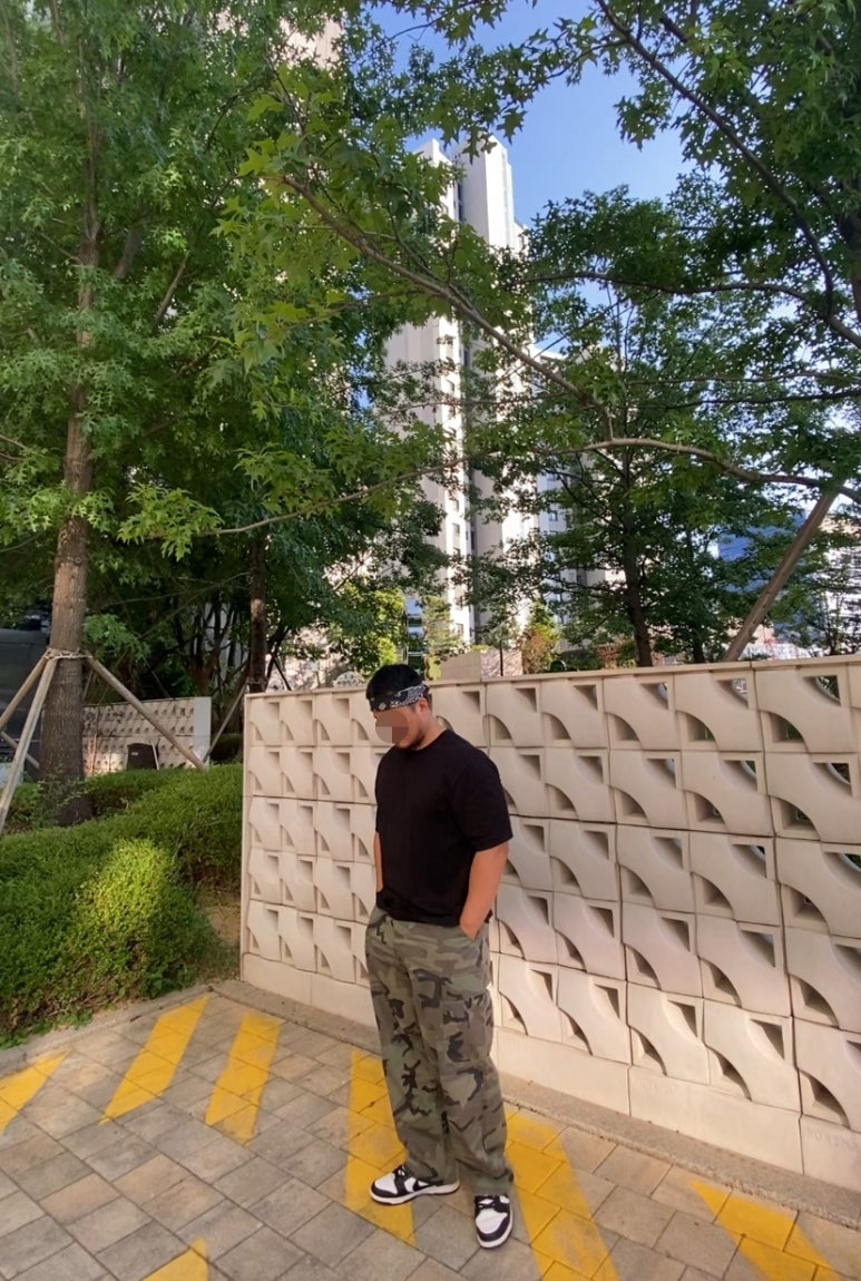 데일리룩(2025. 8. 10.)하바행크 클래식 페이슬리 반다나 블랙, 무신사 무신사스탠다드 쿨탠다드 반팔 티셔츠 블랙, 플루크 와이드 카모 카고팬츠, 나이키 덩크 로우 돌고래