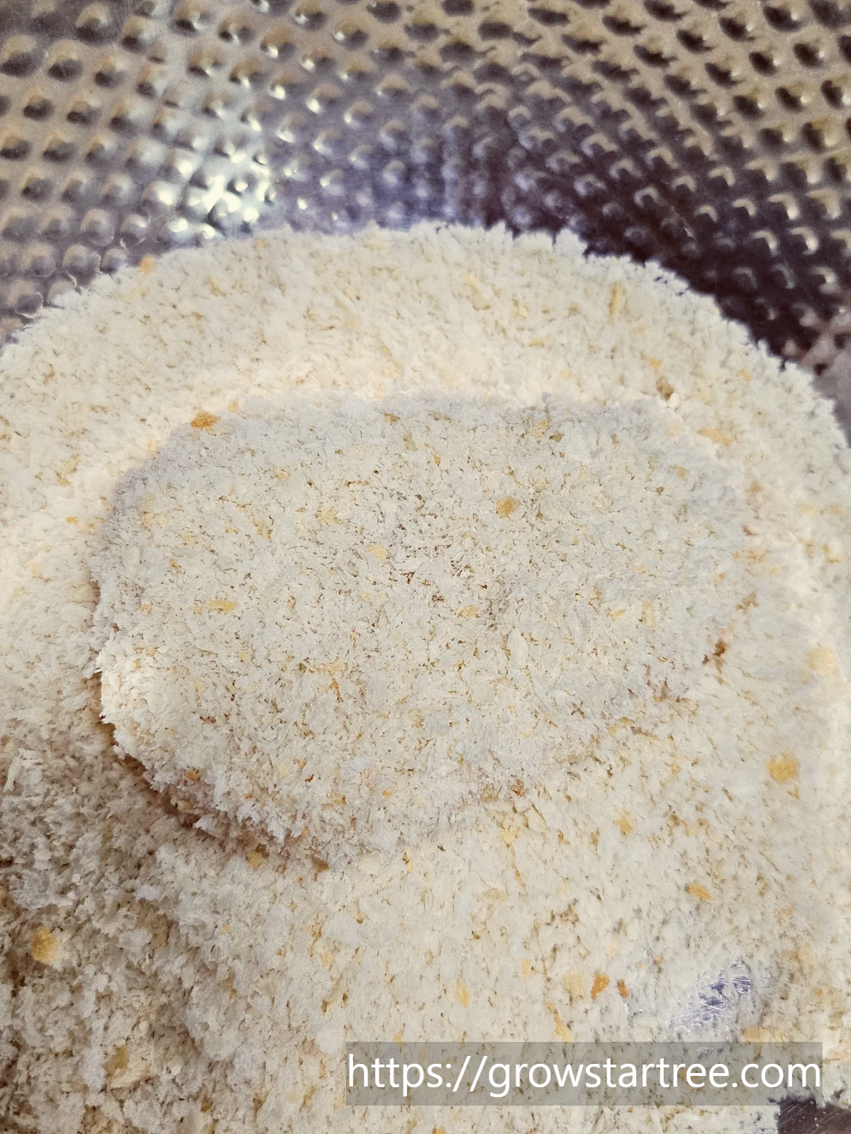 계란물 입힌 돈까스용고기에 빵가루 입히기