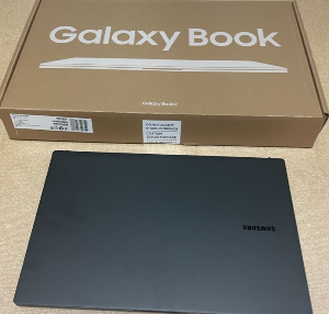 그라파이트-색상의-갤럭시북2와-포장상자