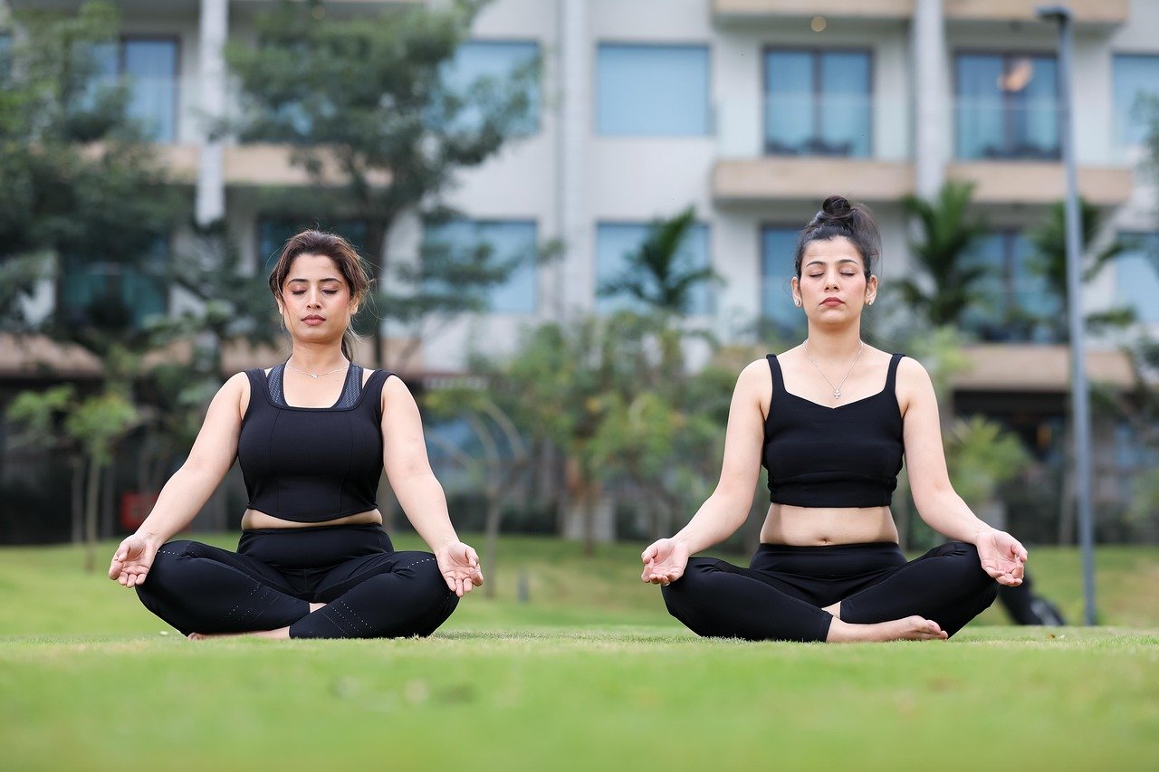 두 여자의 명상 사진