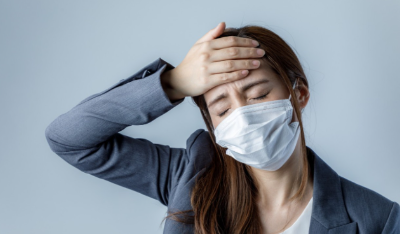 감기에 걸린 마스크 쓴 여성