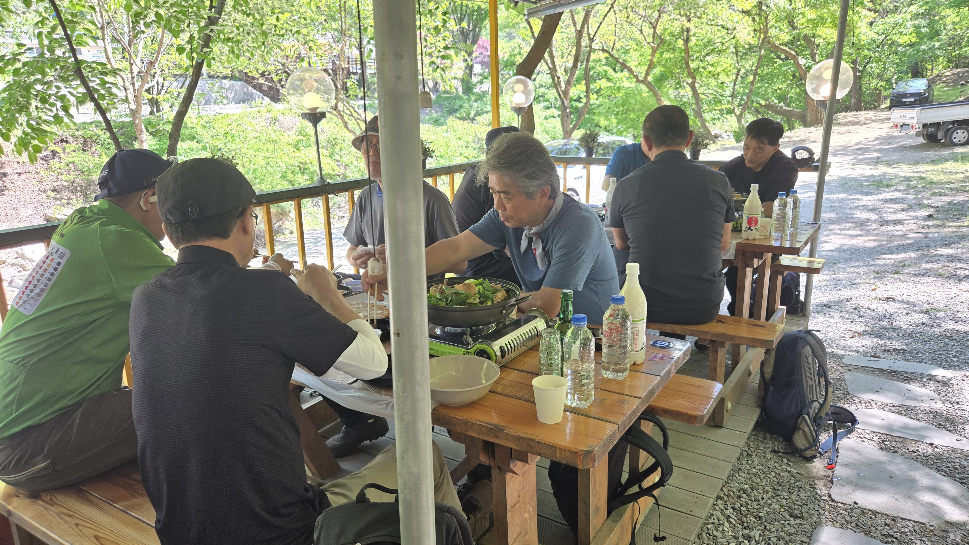 산행 후 뒤풀이는 치악산 초입의 뽕나무집에서 이어졌습니다.