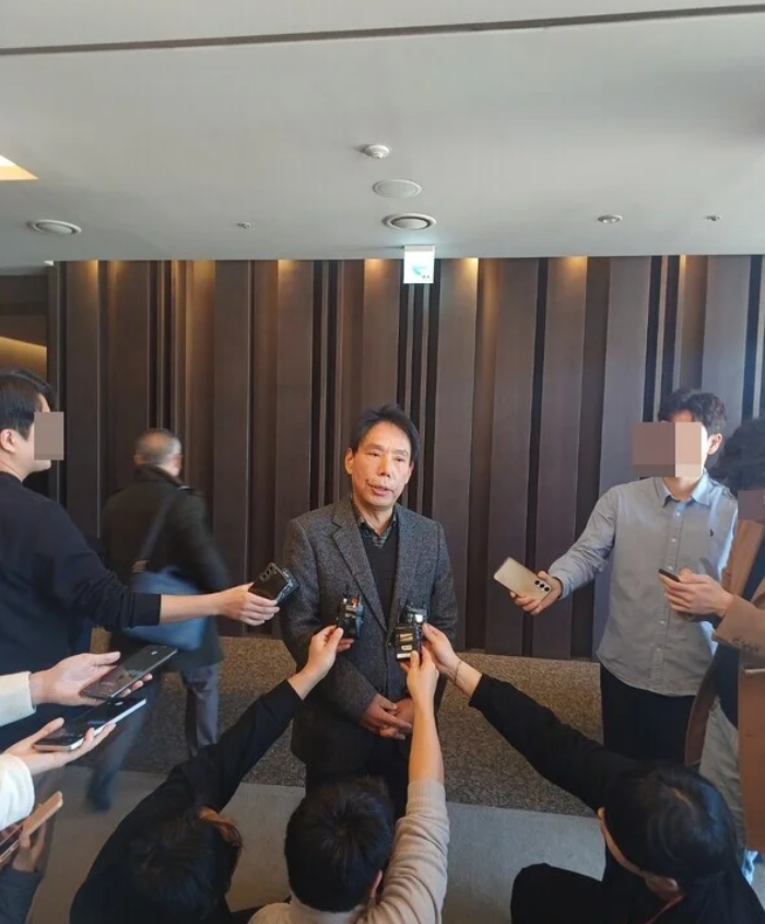 신문선-명지대교수-양복-마이크-인터뷰하는-모습